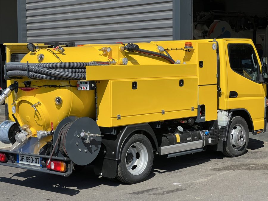 Camion hydrocureur aspirateur de LLB Service : citerne, enrouleur haute pression et flexibles d'aspiration