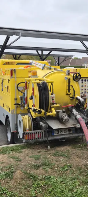 Le camion en position, flexible déployé vers le regard