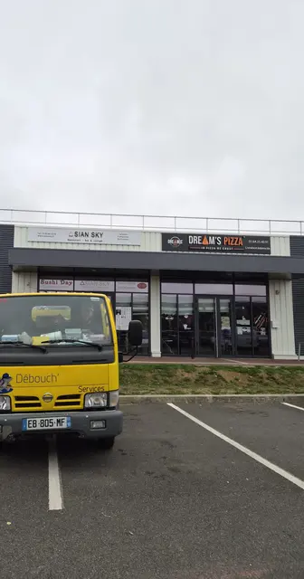 Le camion LLB Service arrive sur le site du client