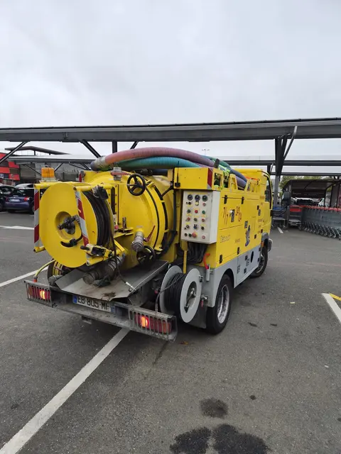 Le camion hydrocureur positionné sur le parking